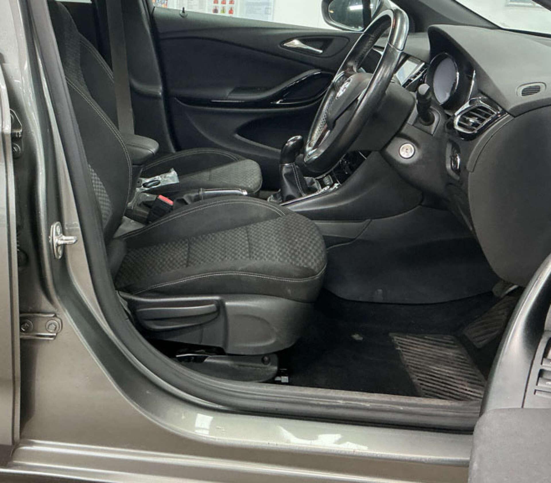 Vauxhall Astra view 4