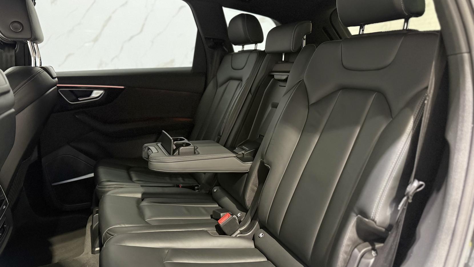 Audi Q7 view 10