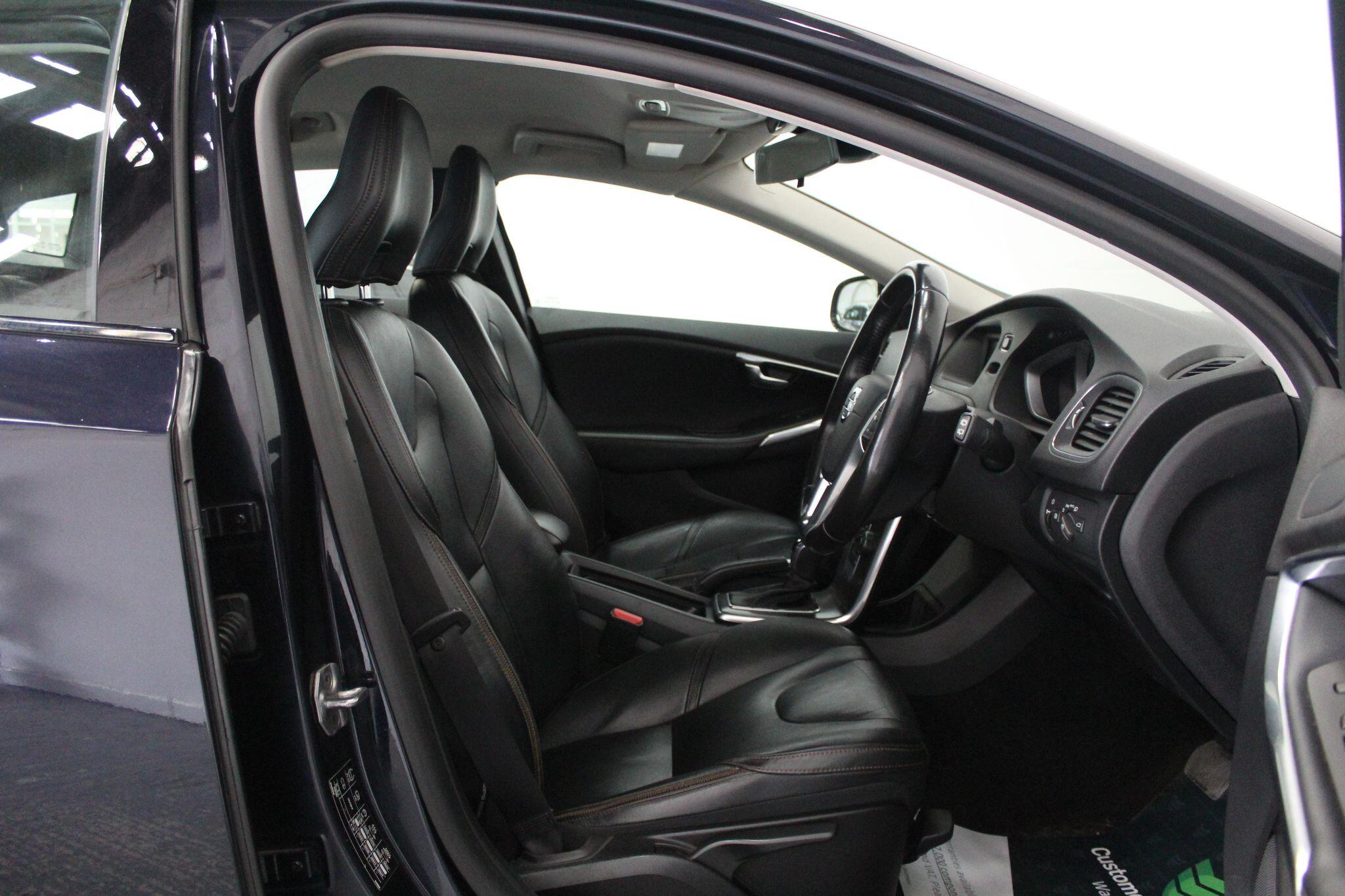 Volvo V40 Cross Country view 29