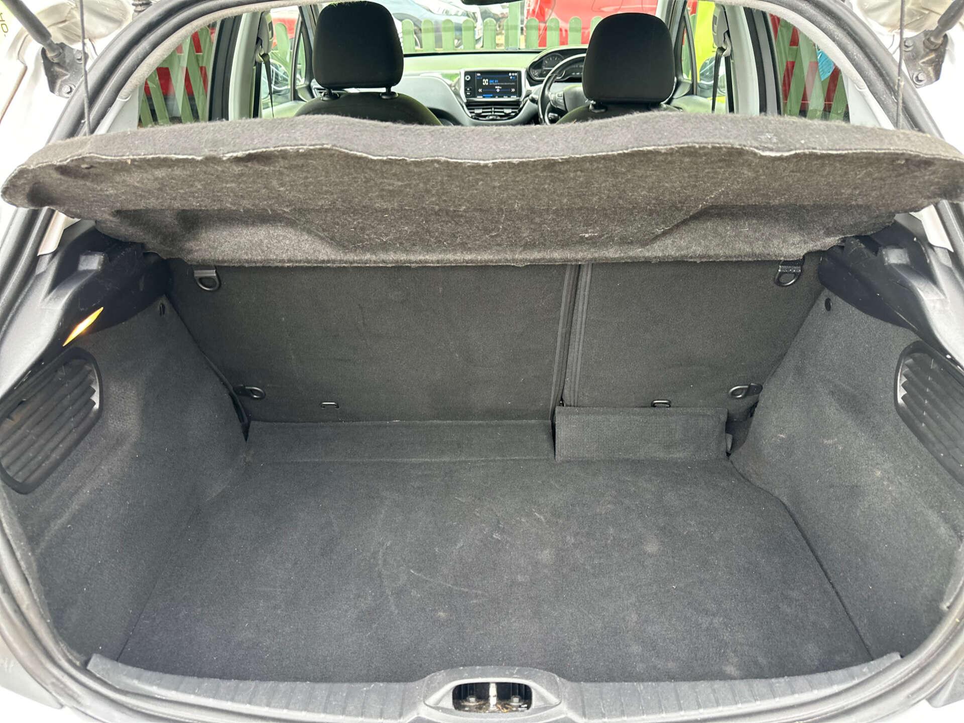 Peugeot 208 view 13