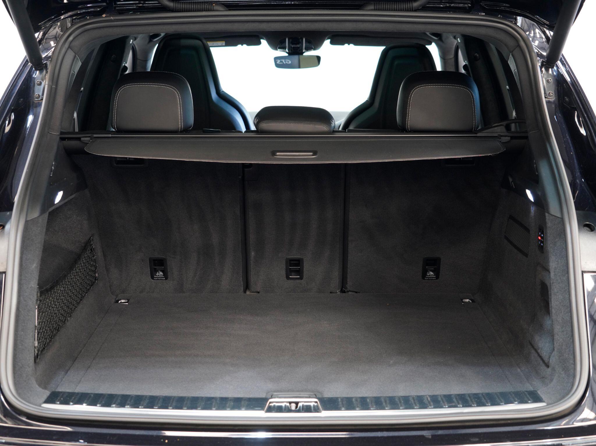 Porsche Cayenne view 31