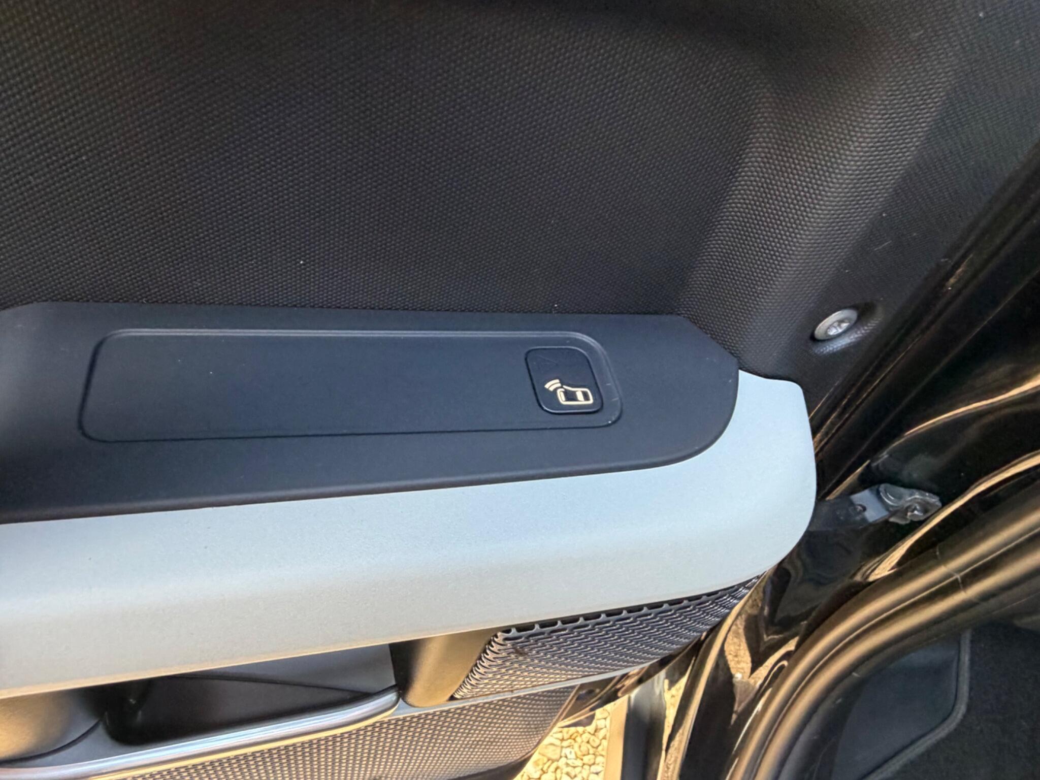 Land Rover Defender view 28