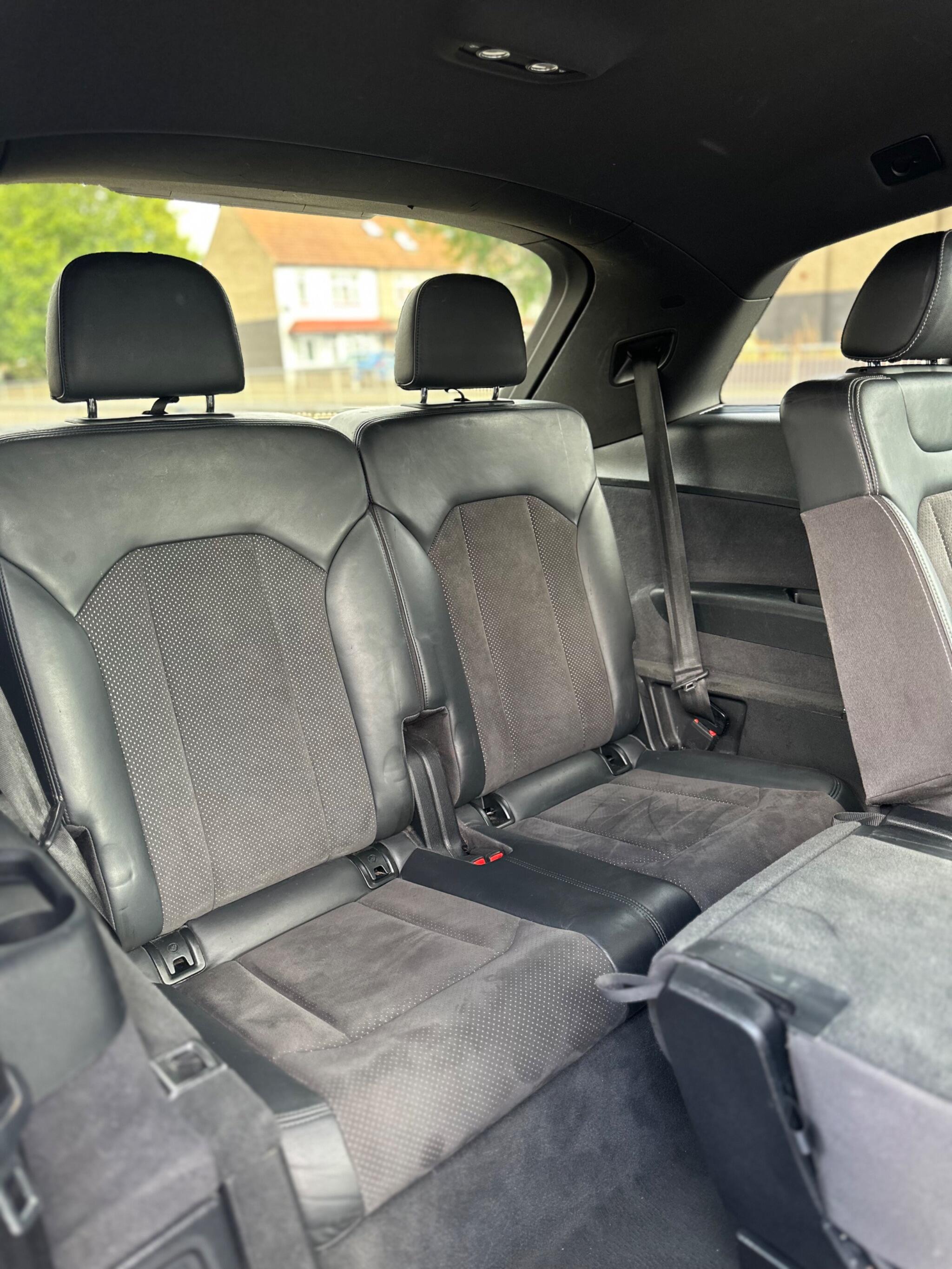 Audi Q7 view 13