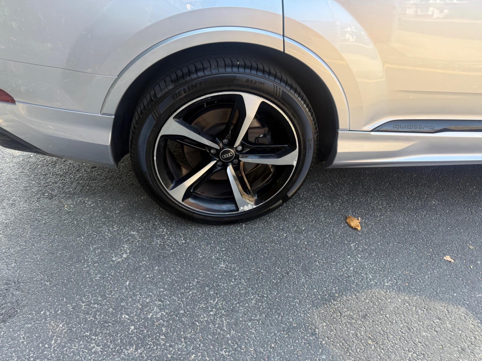 Audi Q7 view 7
