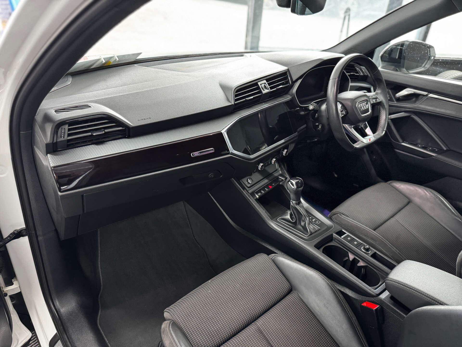 Audi Q3 view 64
