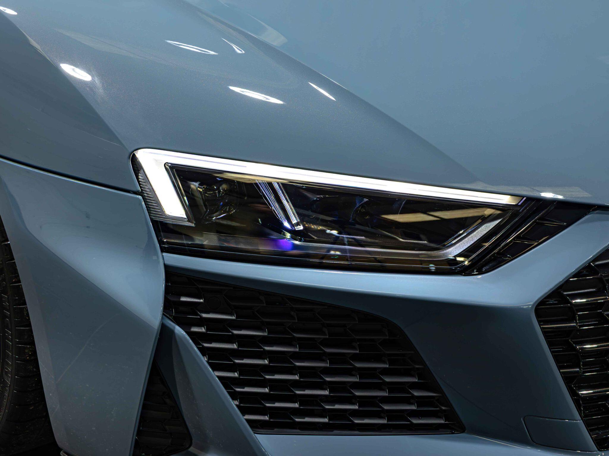 Audi R8 view 15
