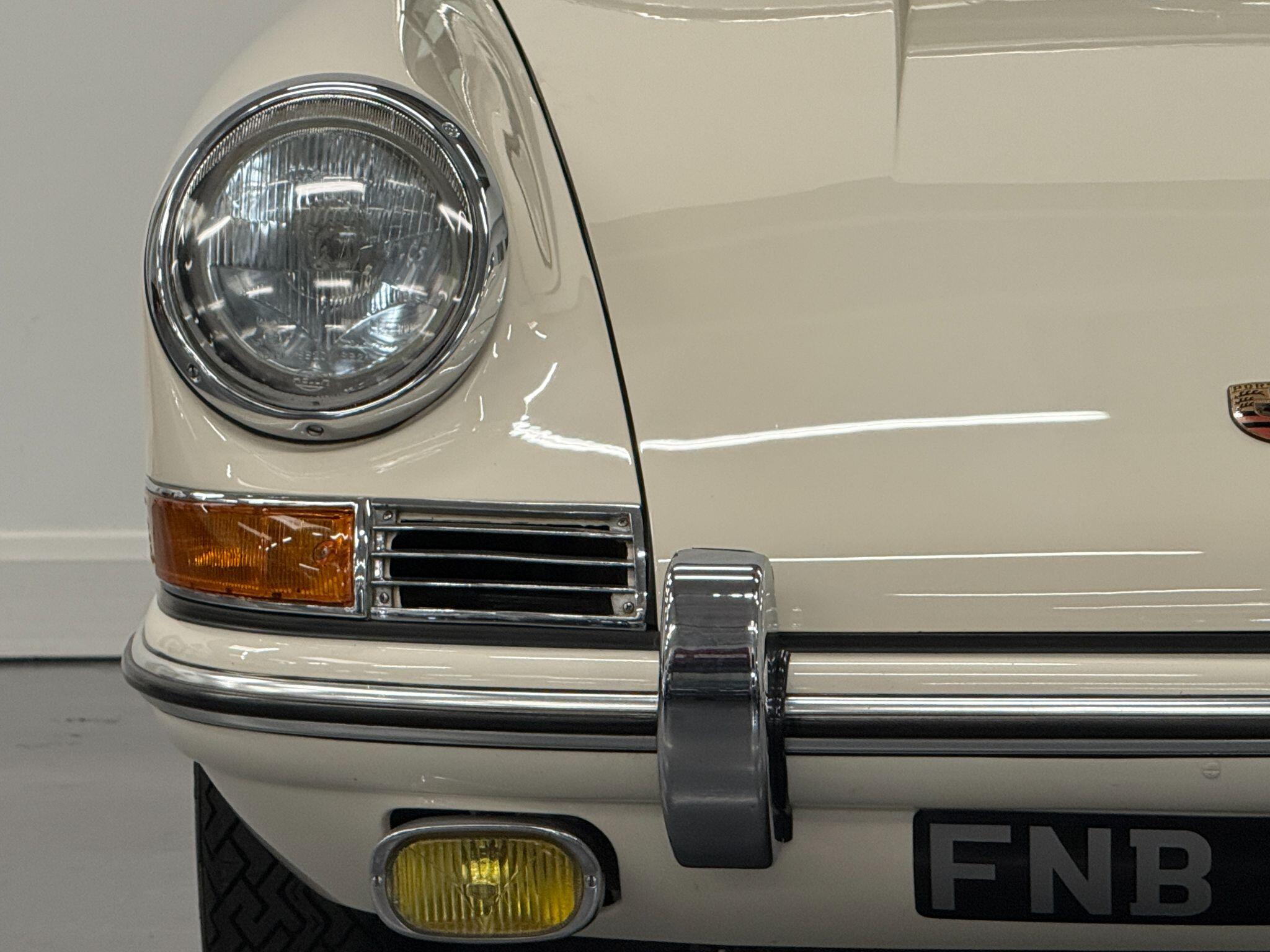 Porsche 911 view 40