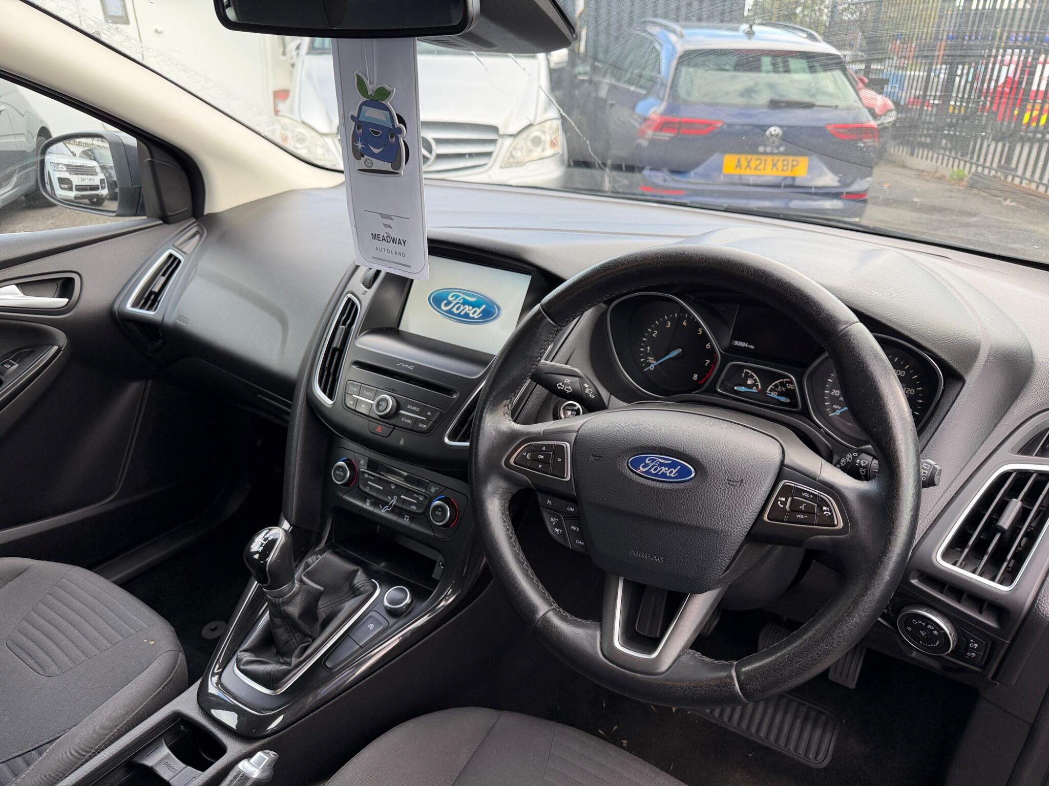 Ford Focus view 12
