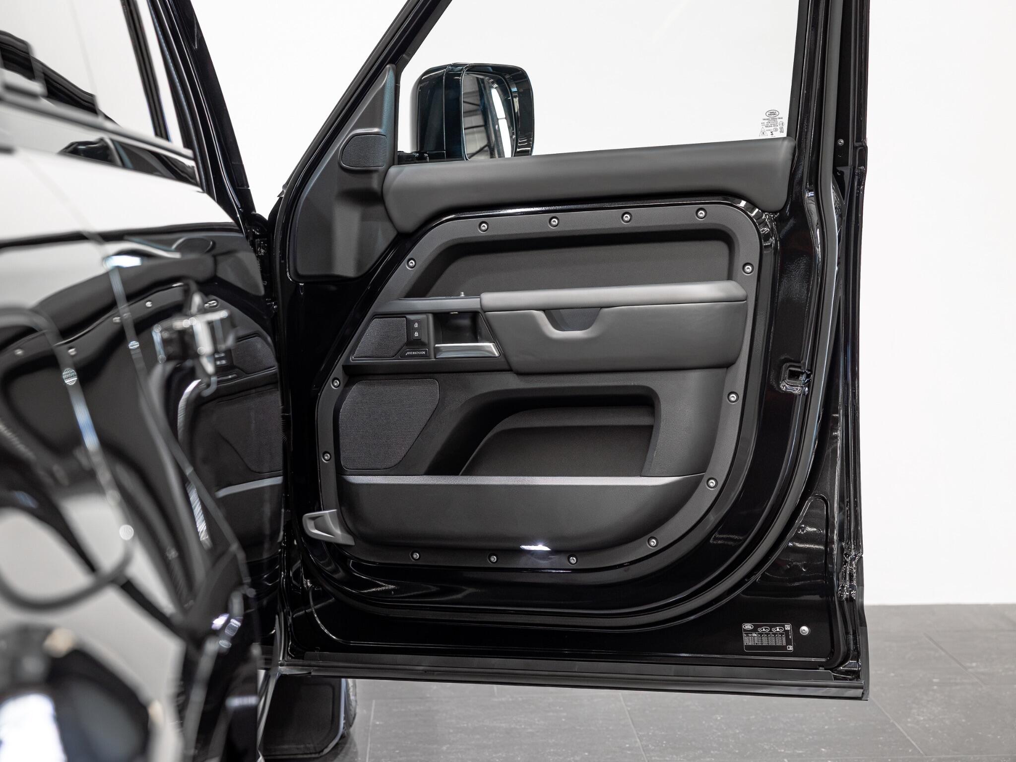 Land Rover Defender 110 view 26