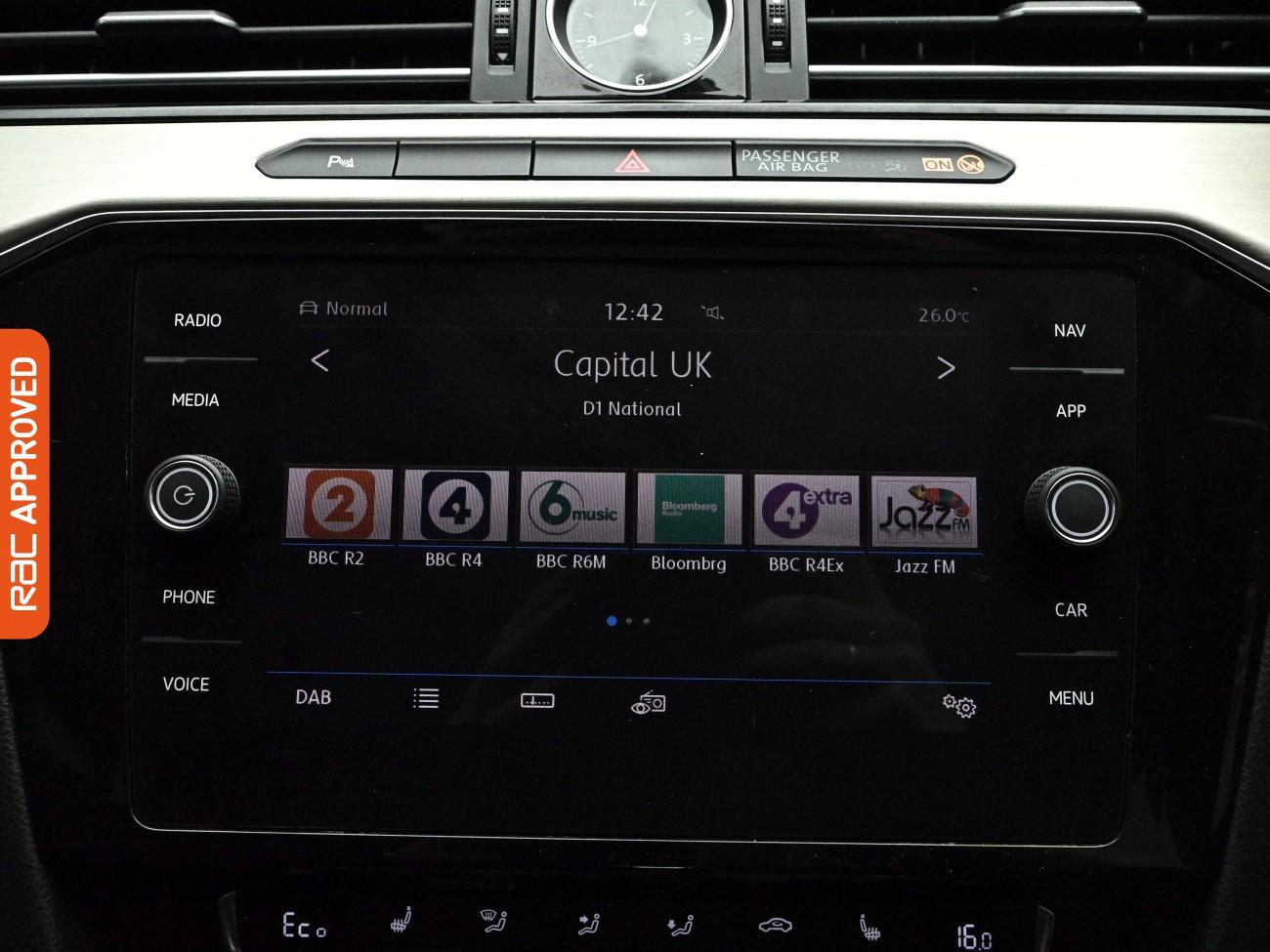 Volkswagen Passat view 3