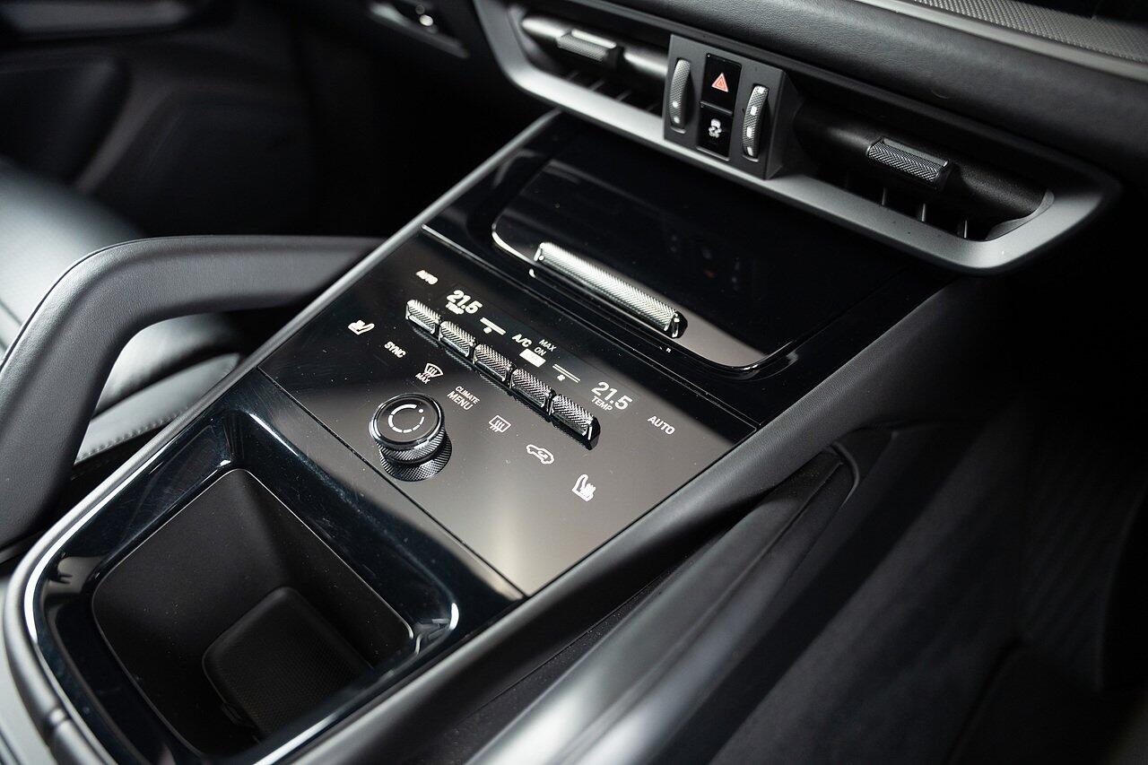 Porsche Cayenne view 31
