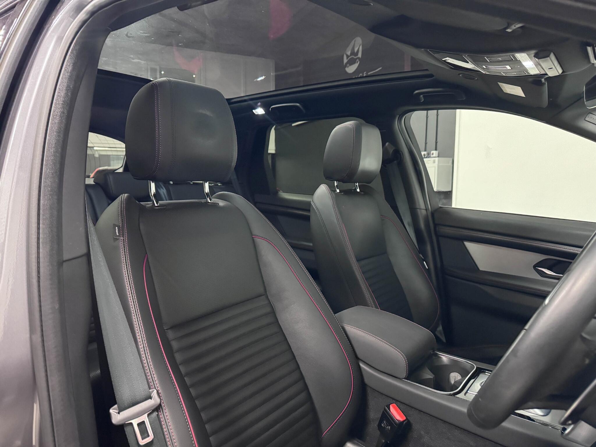 Land Rover Discovery Sport view 30