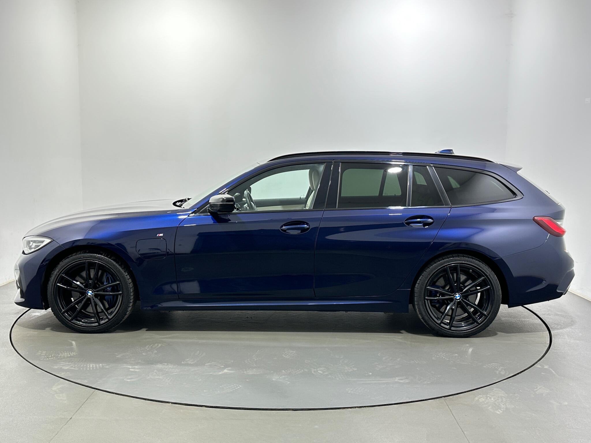 BMW 3 Series view 5