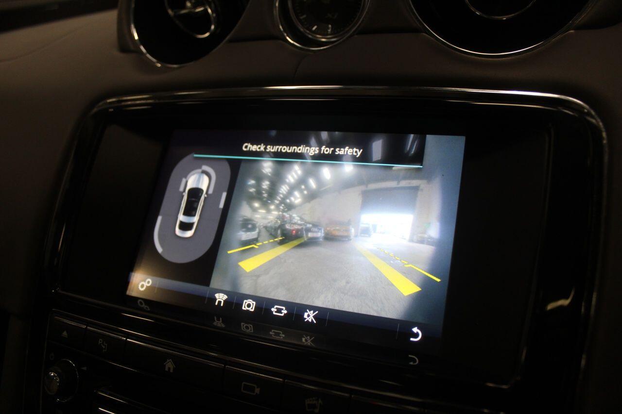 Jaguar XJ view 39