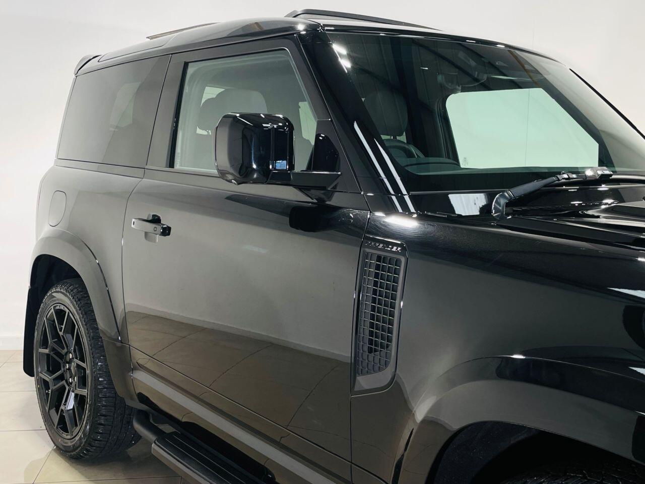 Land Rover Defender 90 view 4
