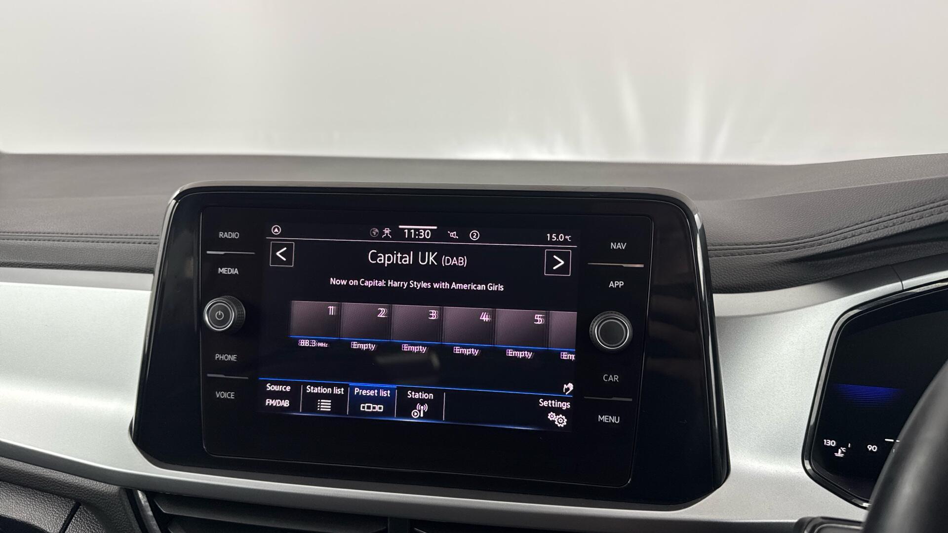 Volkswagen T-Roc view 27