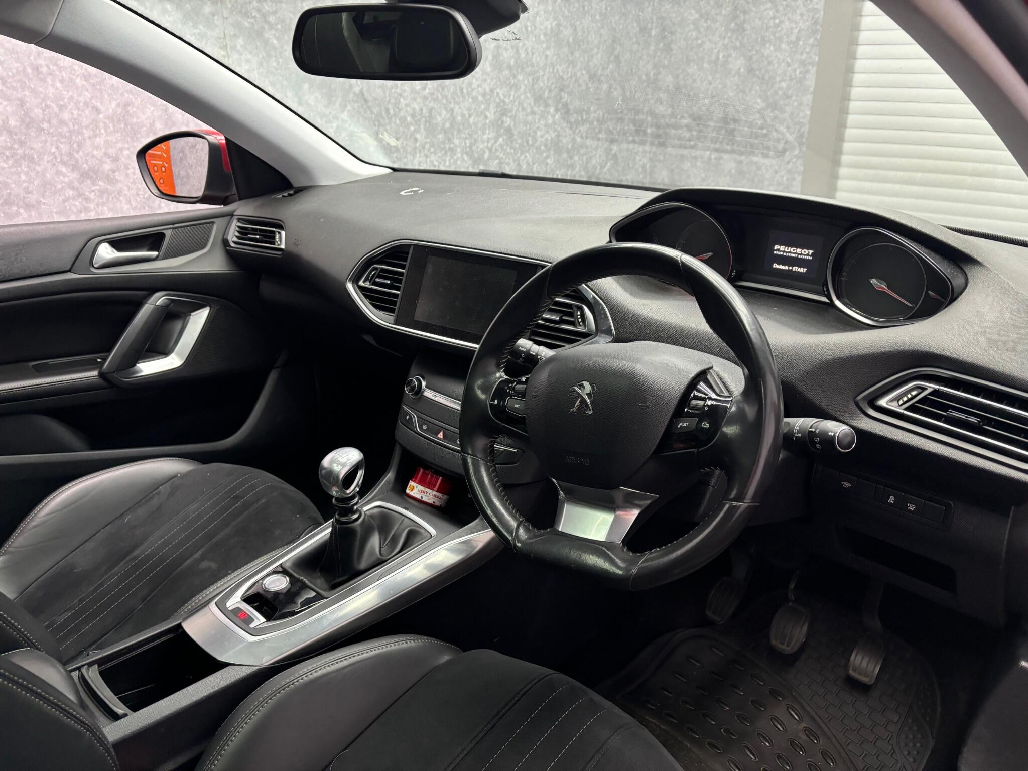 Peugeot 308 view 3