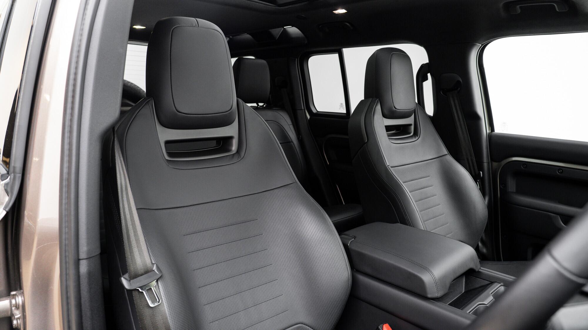 Land Rover Defender 110 view 6