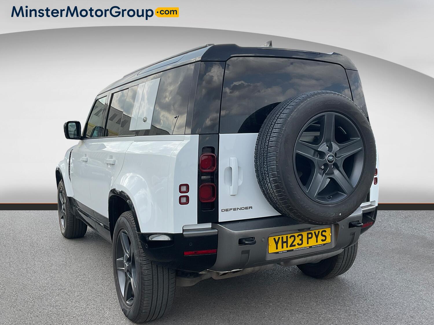 Land Rover Defender 110 view 4
