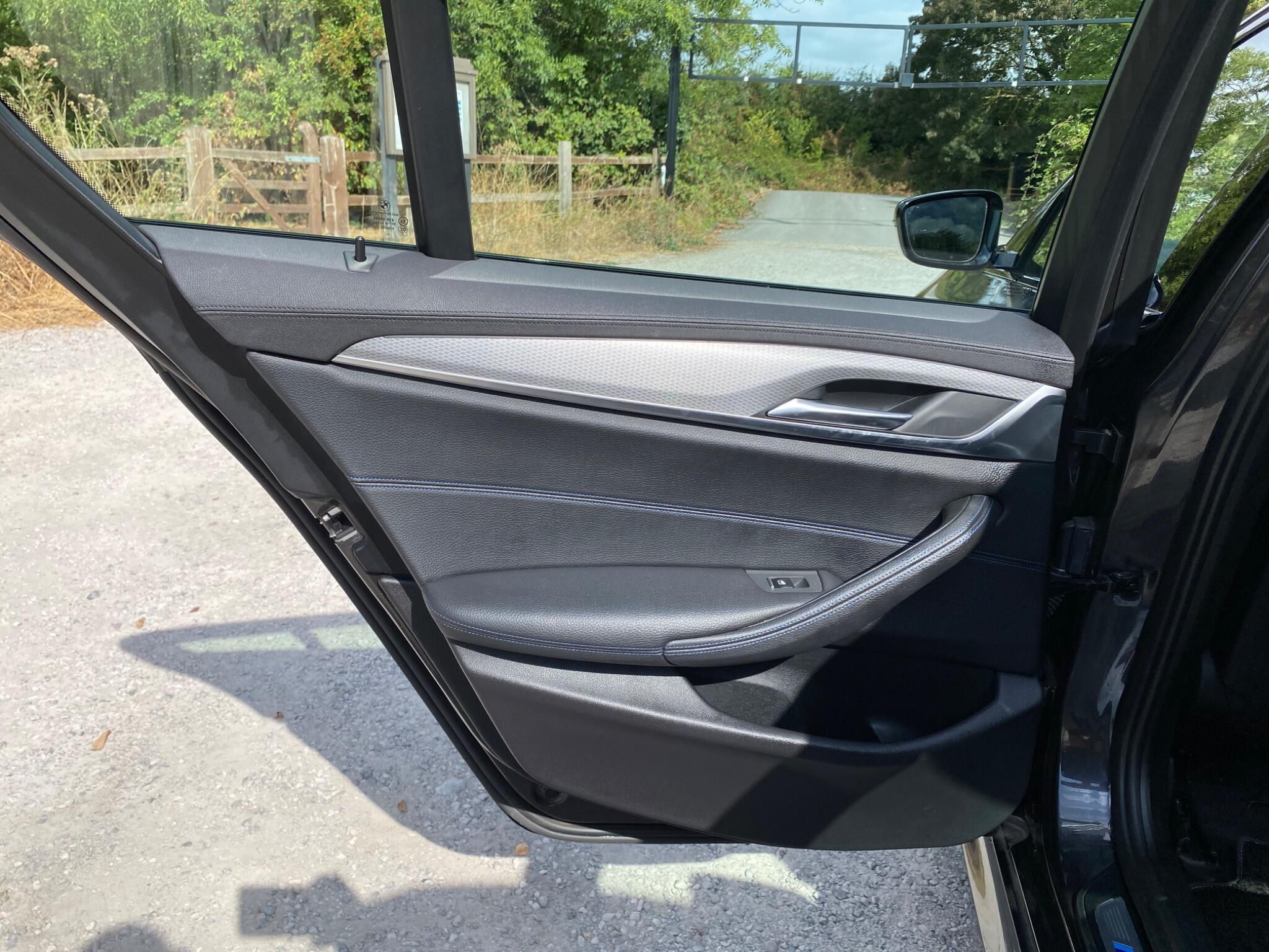 BMW 5 Series view 23