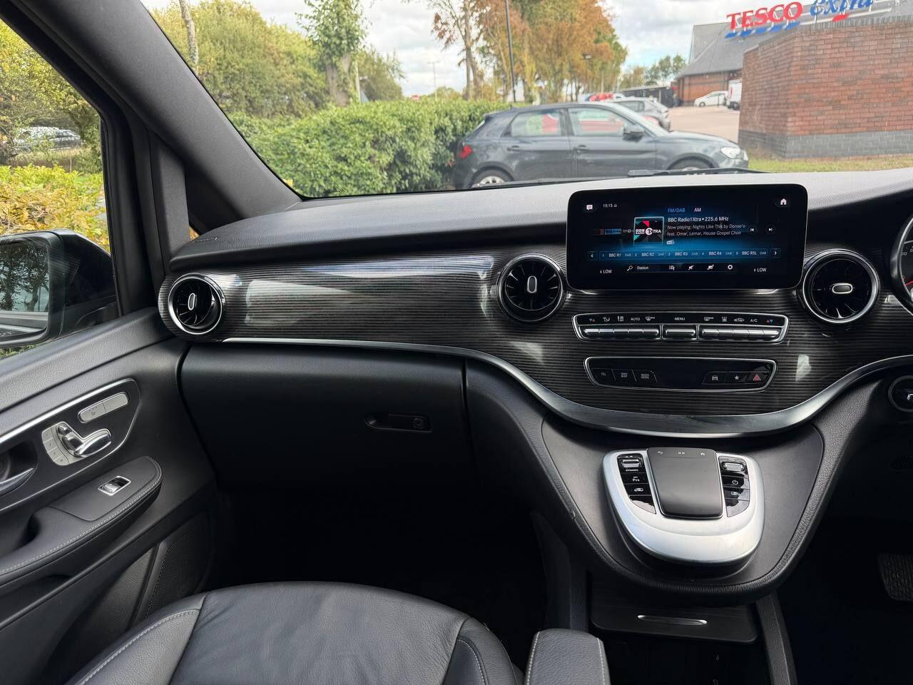 Mercedes-Benz Eqv view 32