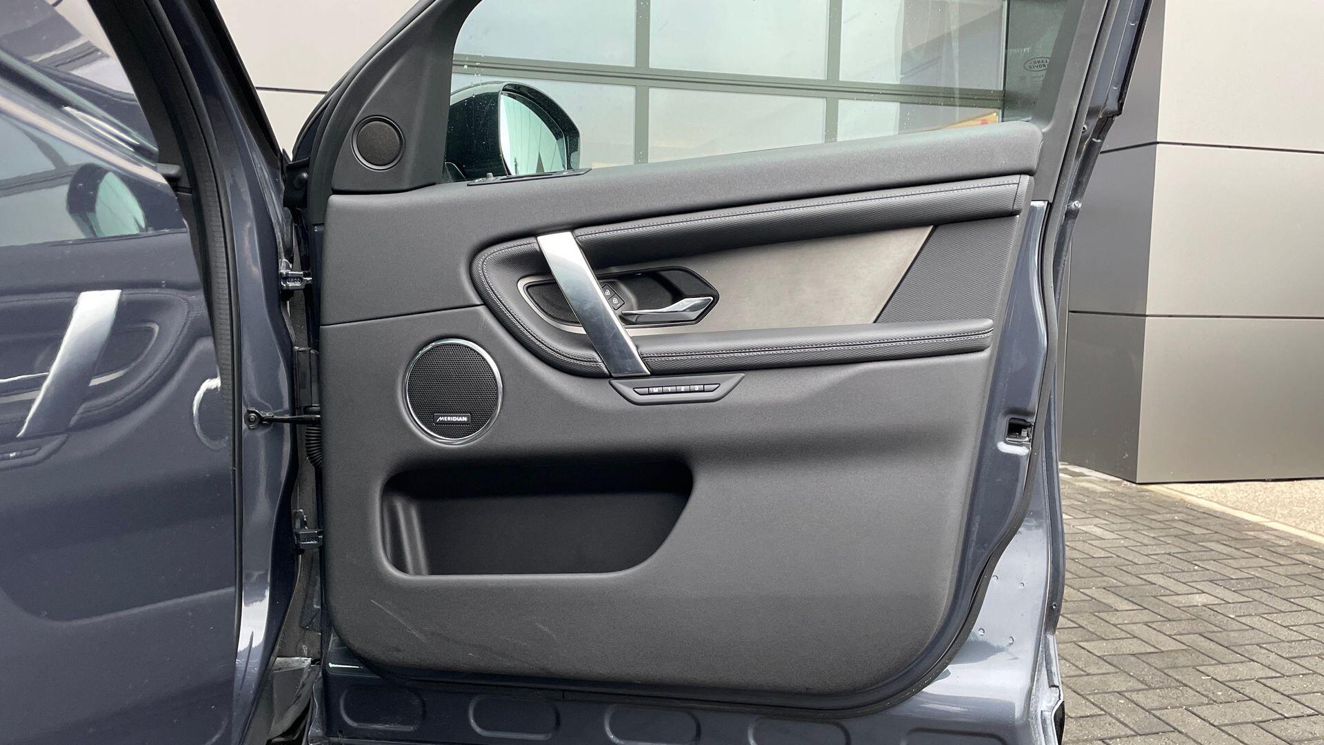 Land Rover Discovery Sport view 48