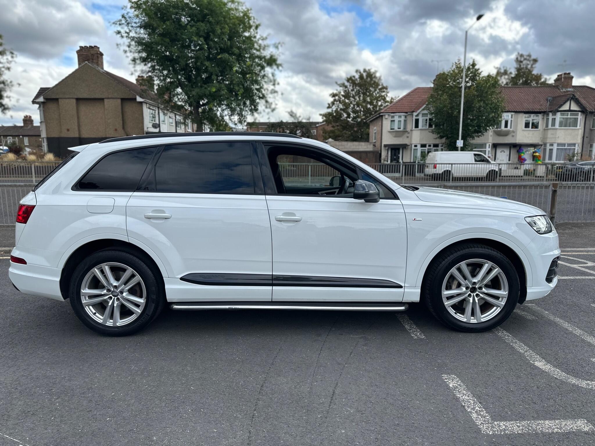 Audi Q7 view 9