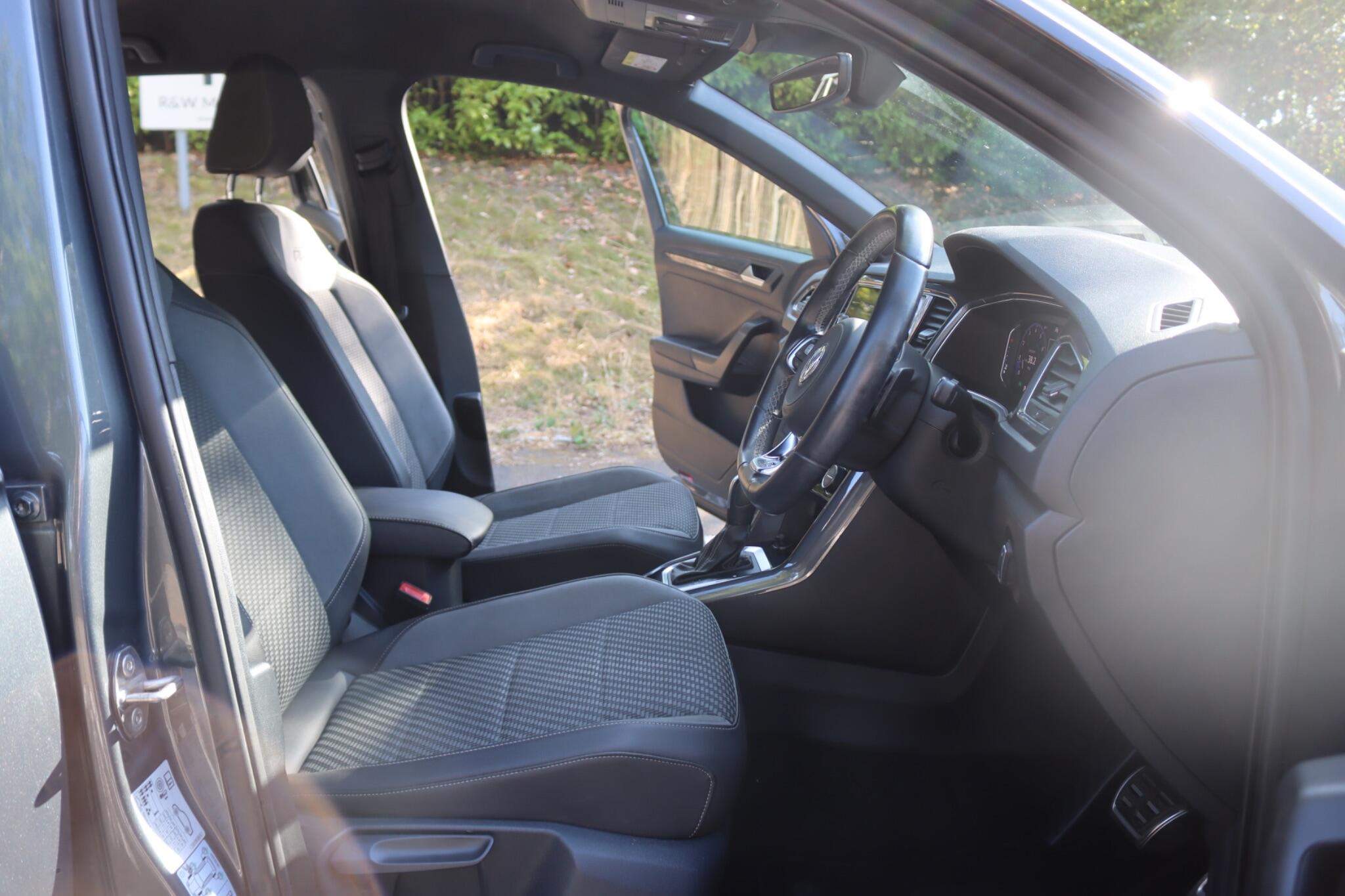 Volkswagen T-Roc view 9
