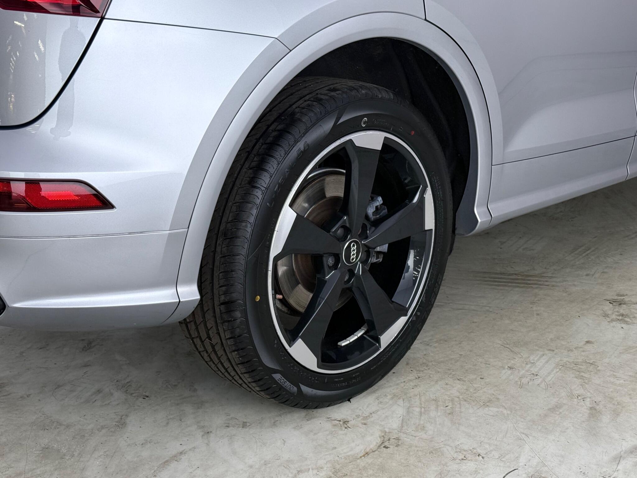 Audi Q5 view 9
