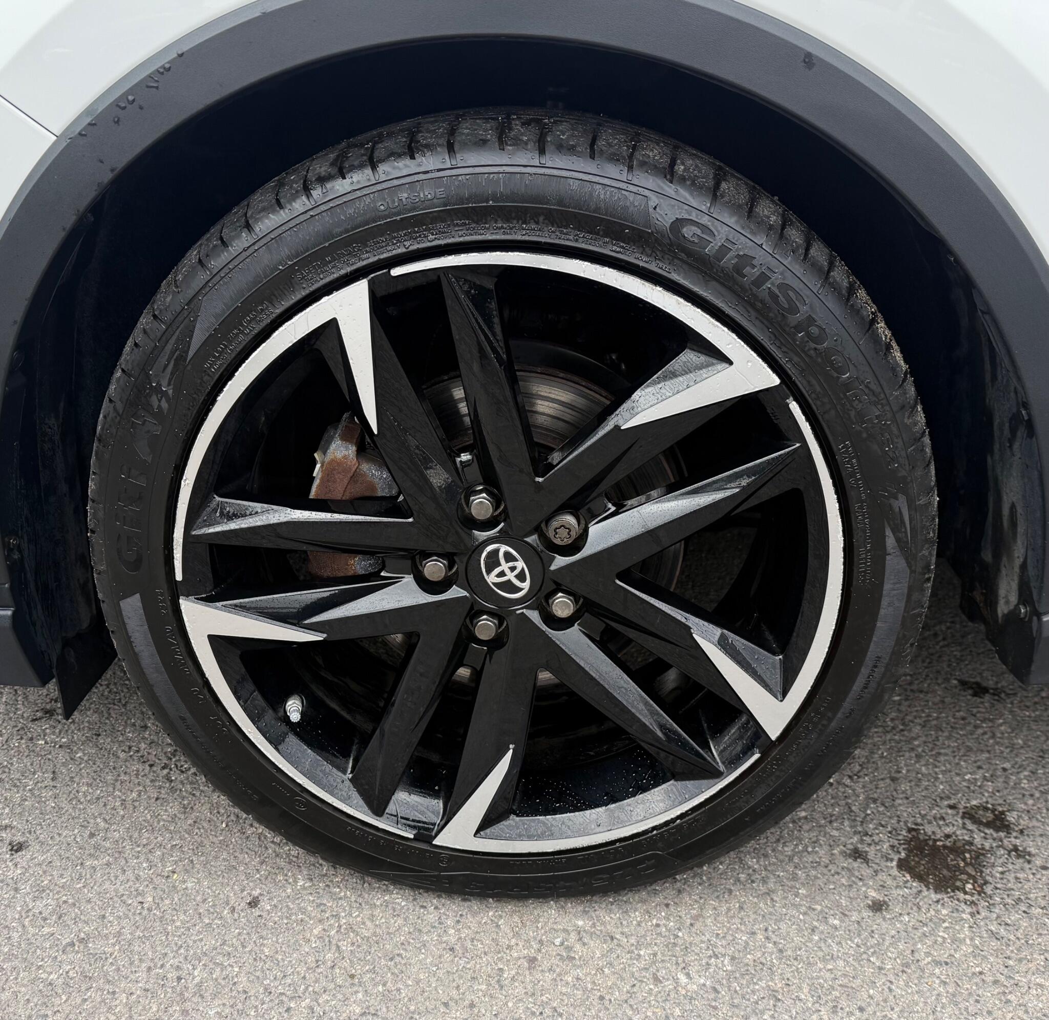 Toyota C-HR view 24