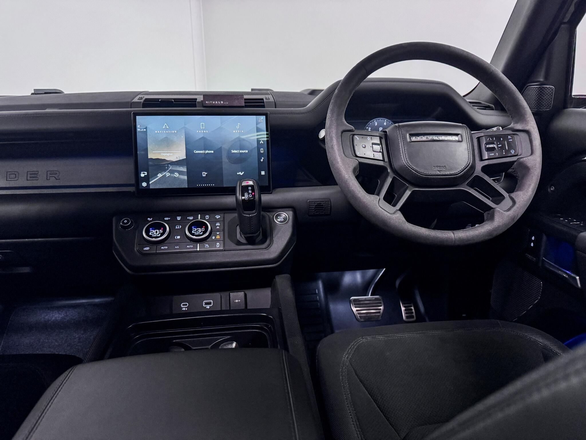 Land Rover Defender 110 view 14