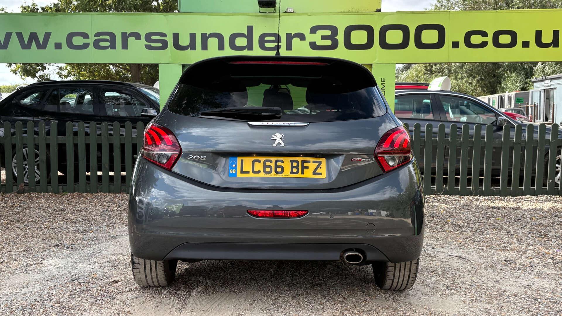 Peugeot 208 view 5