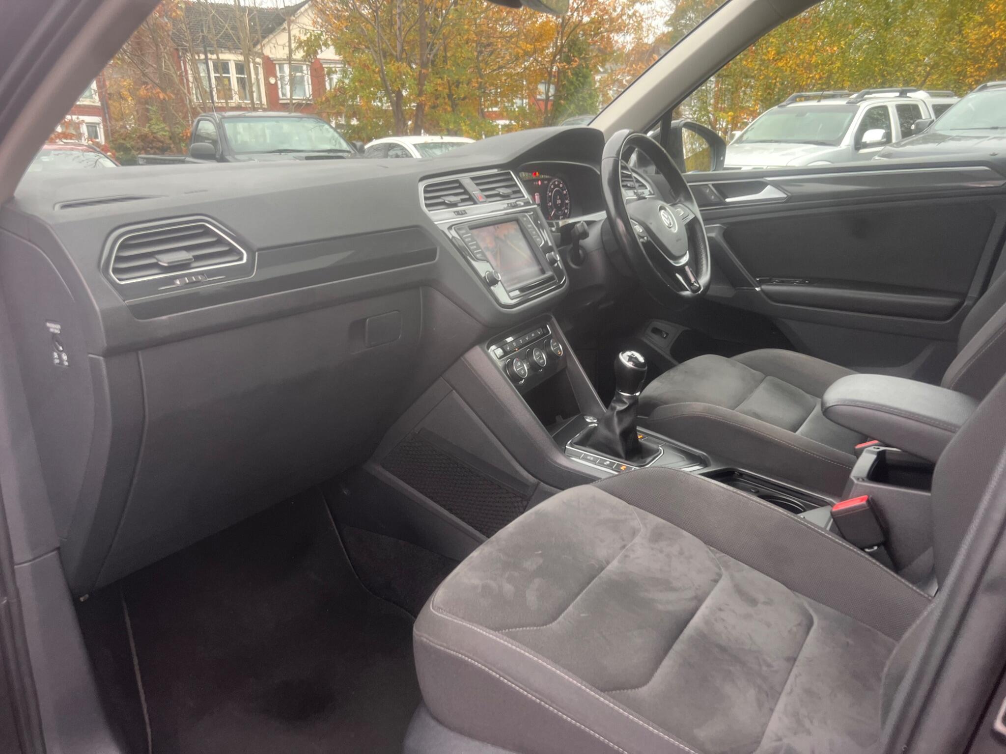 2017 Volkswagen Tiguan 2.0 TDI BlueMotion Tech SEL Euro 6 (s/s) 5dr • 52,000 miles image 22