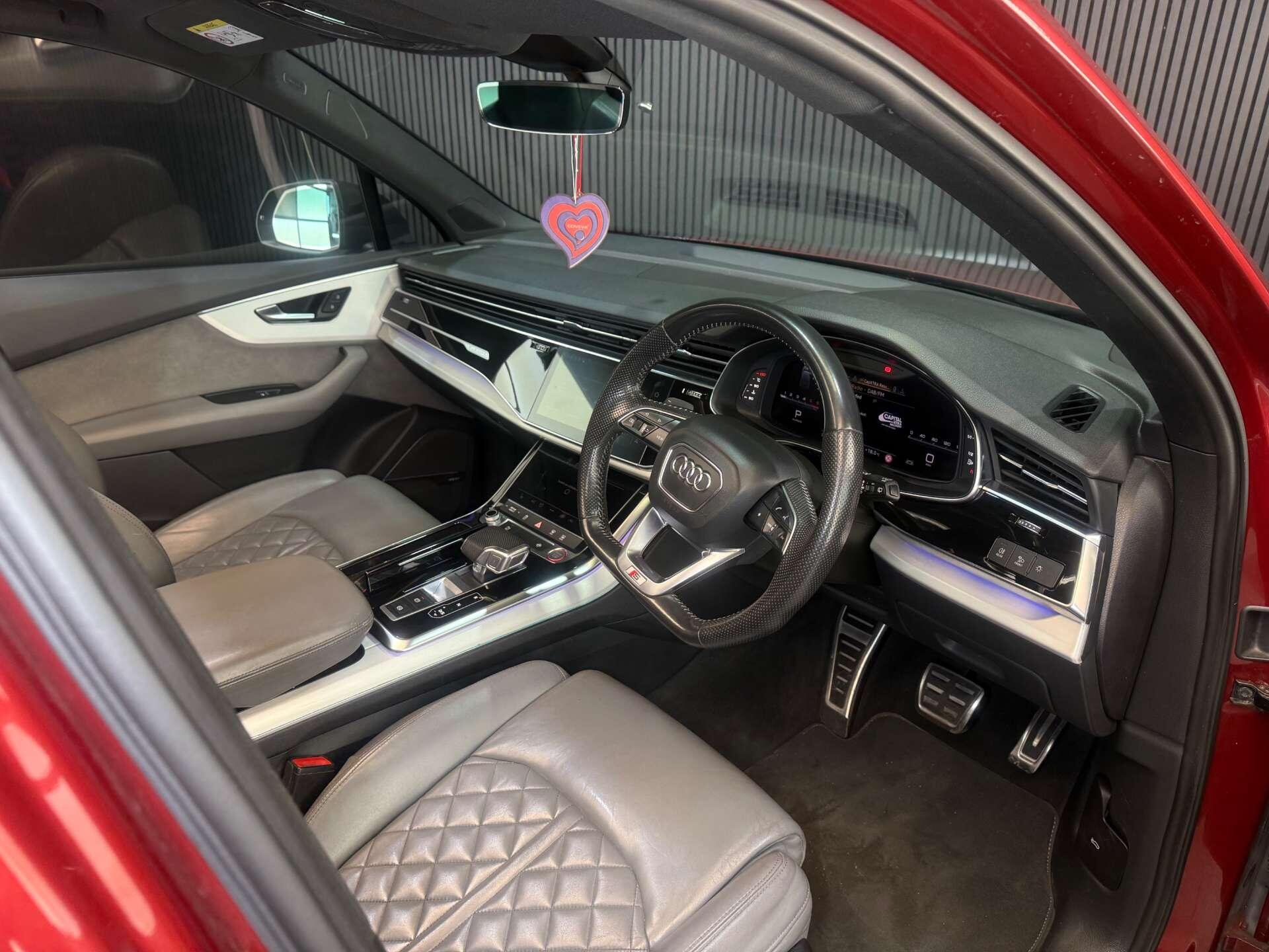 Audi SQ7 view 26