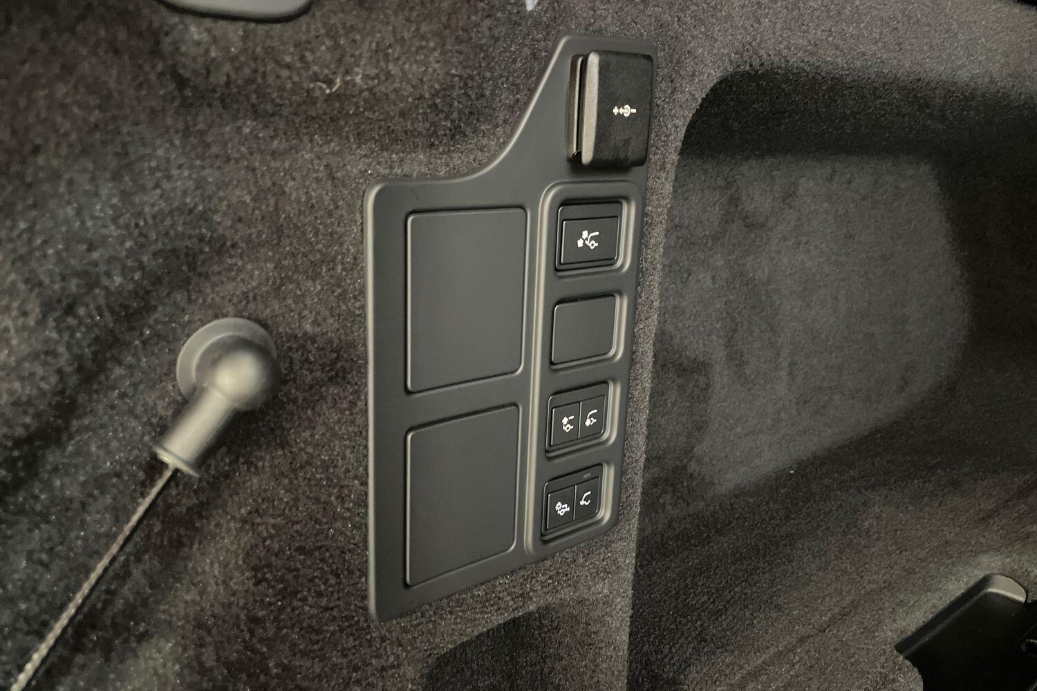 Land Rover Discovery view 16