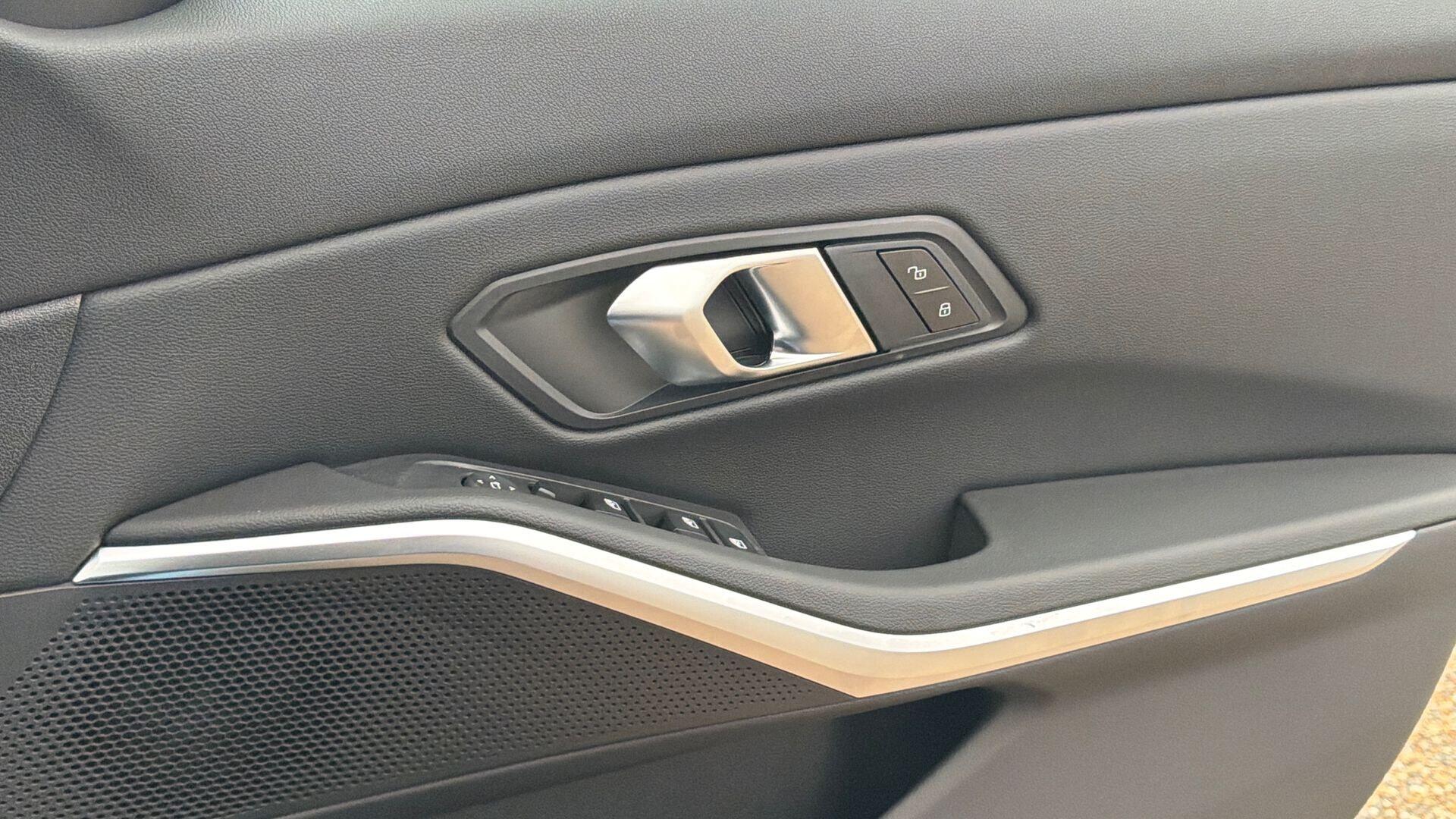 BMW 3 Series view 21