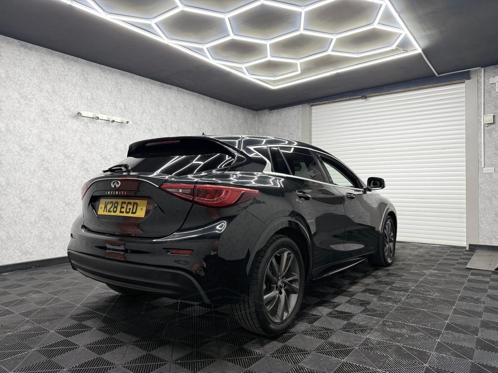 Infiniti Q30 view 4