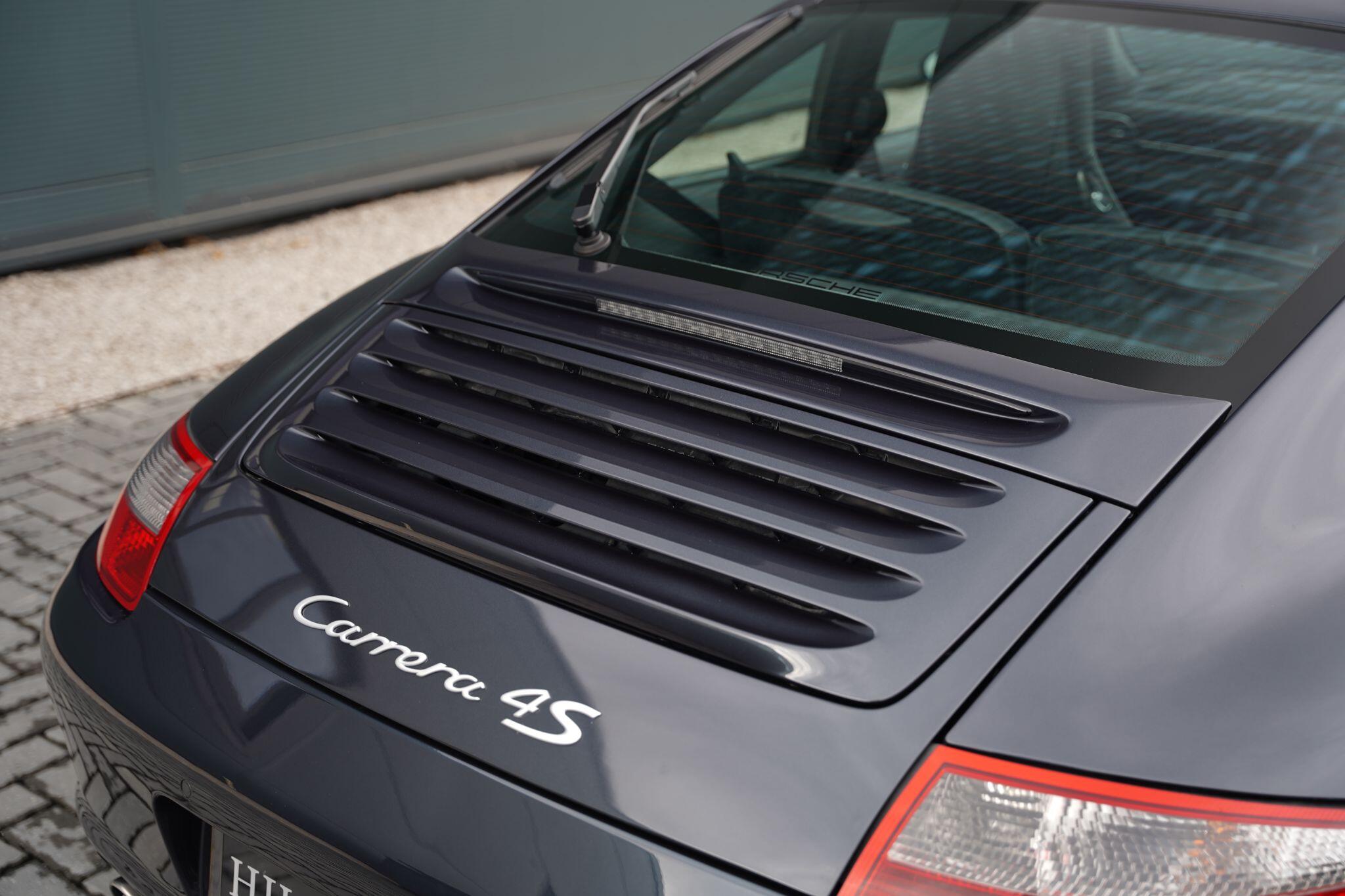 Porsche 911 view 60