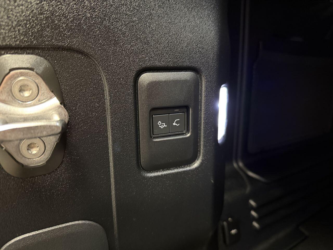 Land Rover Defender 110 view 68