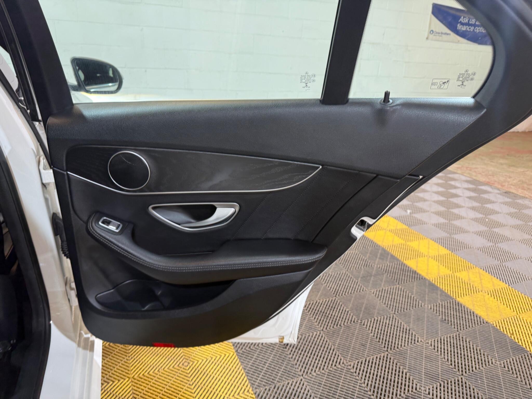 Mercedes-Benz C-Class view 33