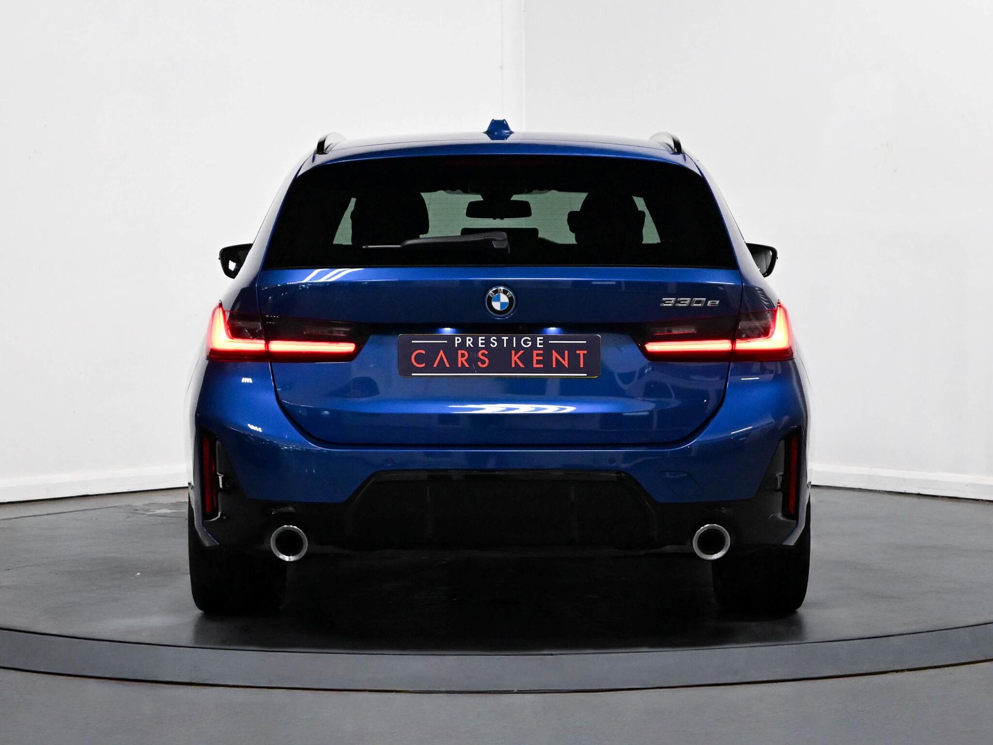 BMW 3 Series view 17