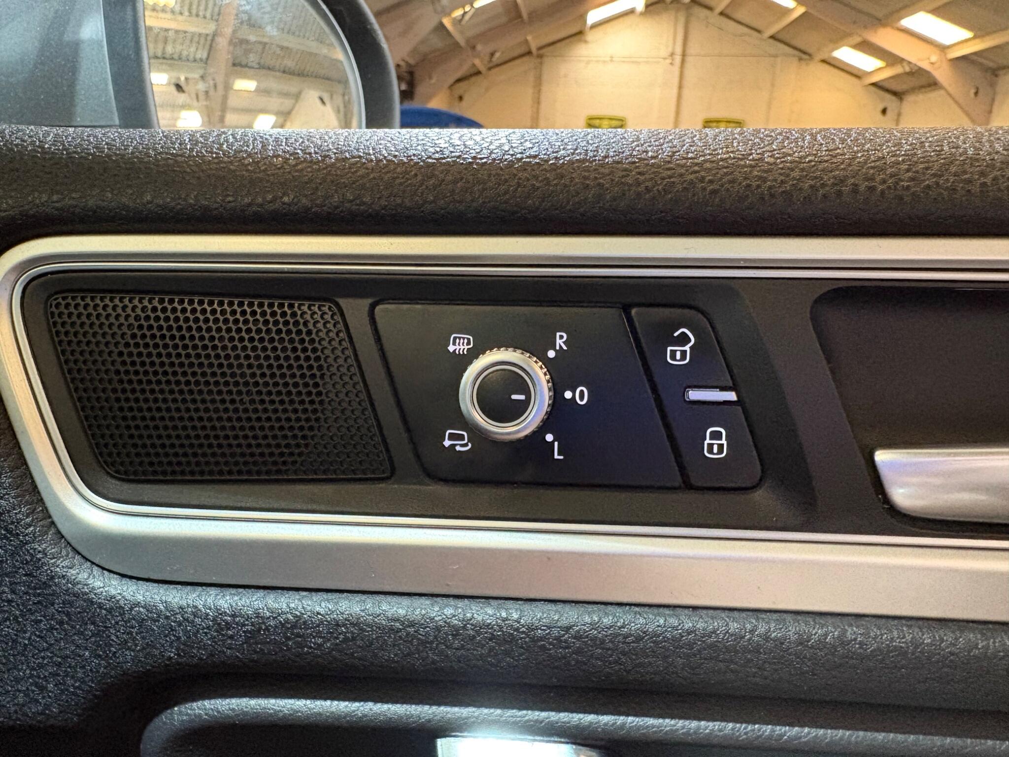 Volkswagen Touareg view 13