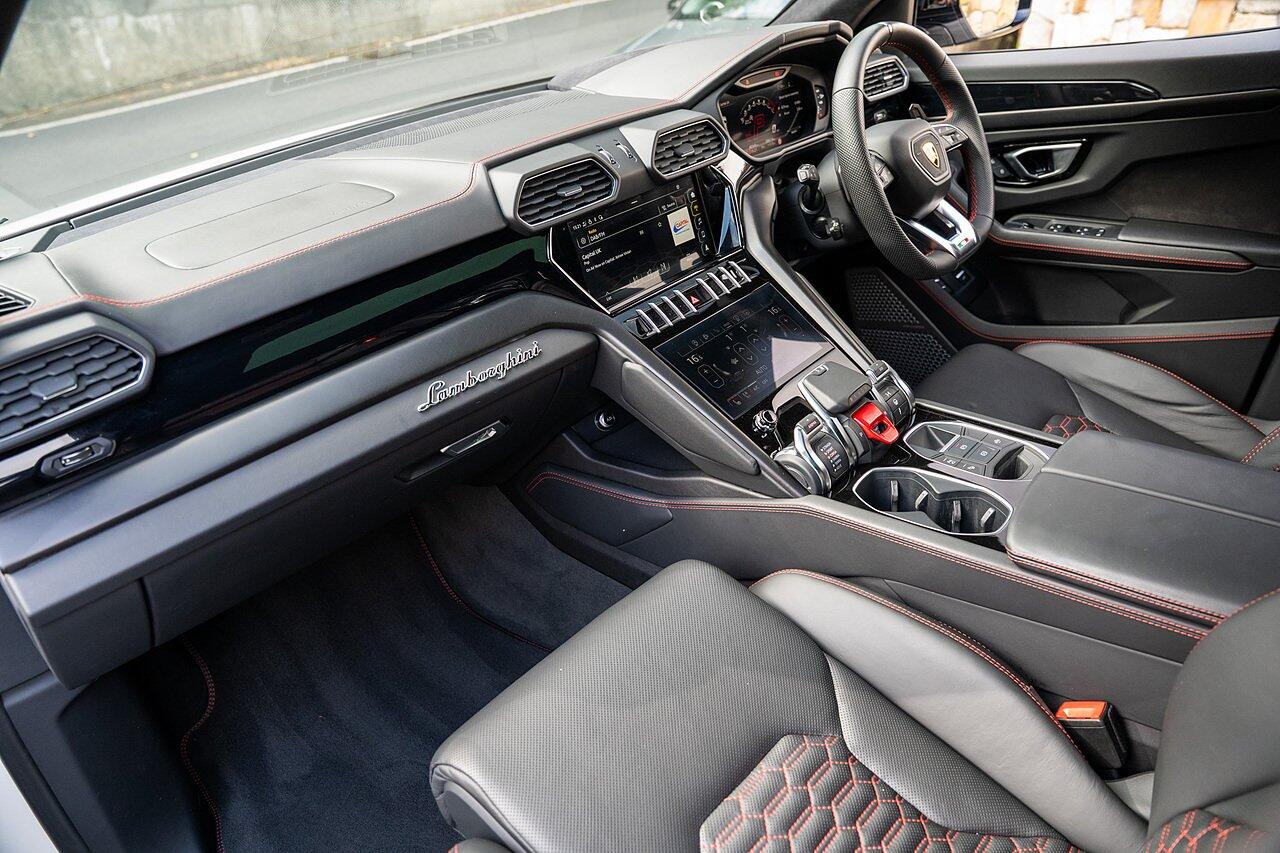 Lamborghini Urus view 70