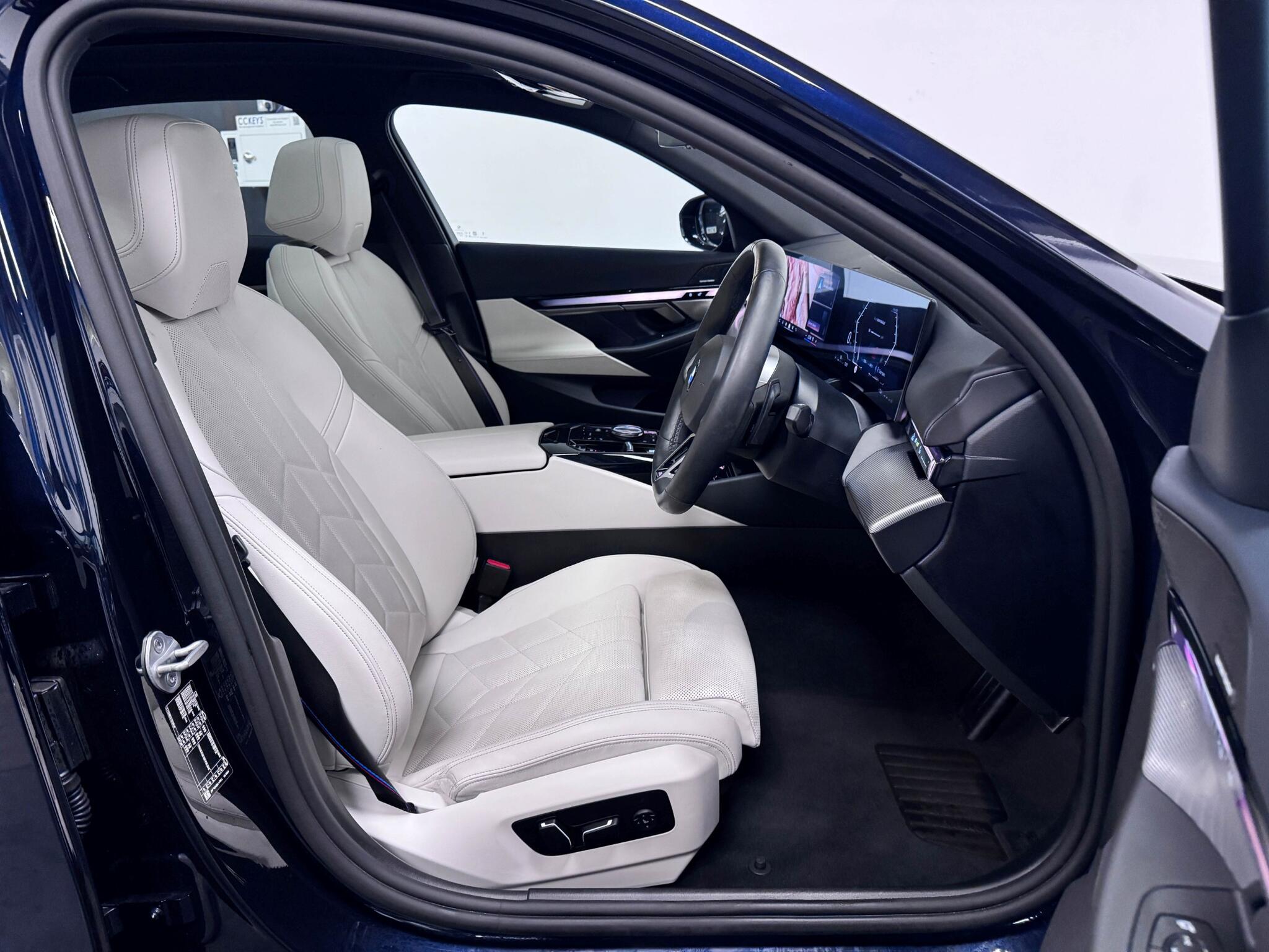 BMW 5 Series view 31