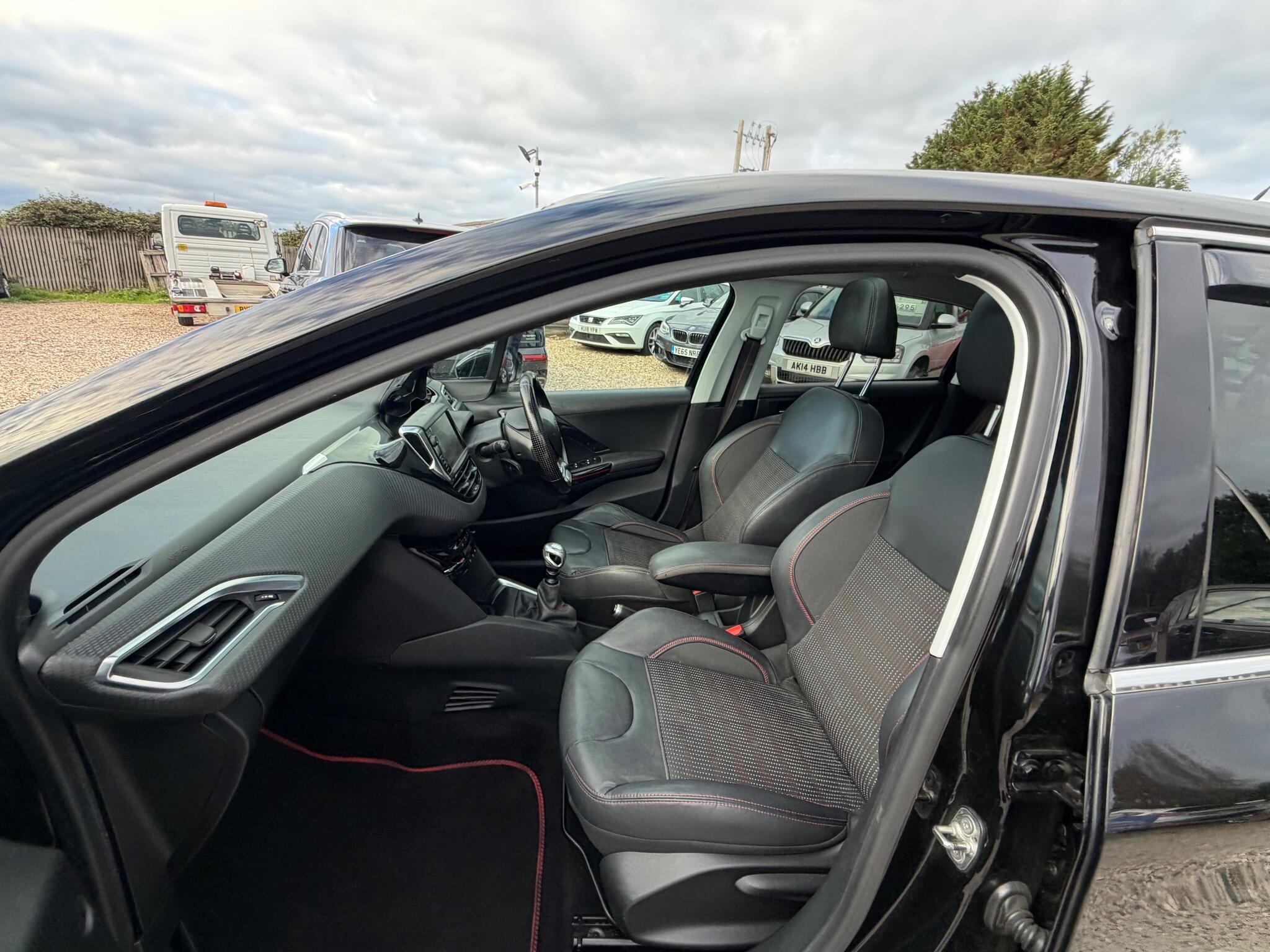 Peugeot 208 view 13