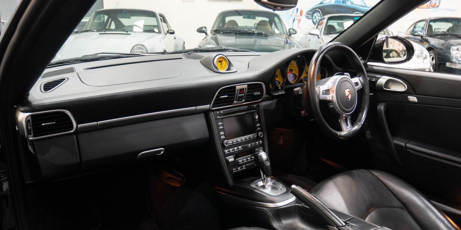 Porsche 911 view 17