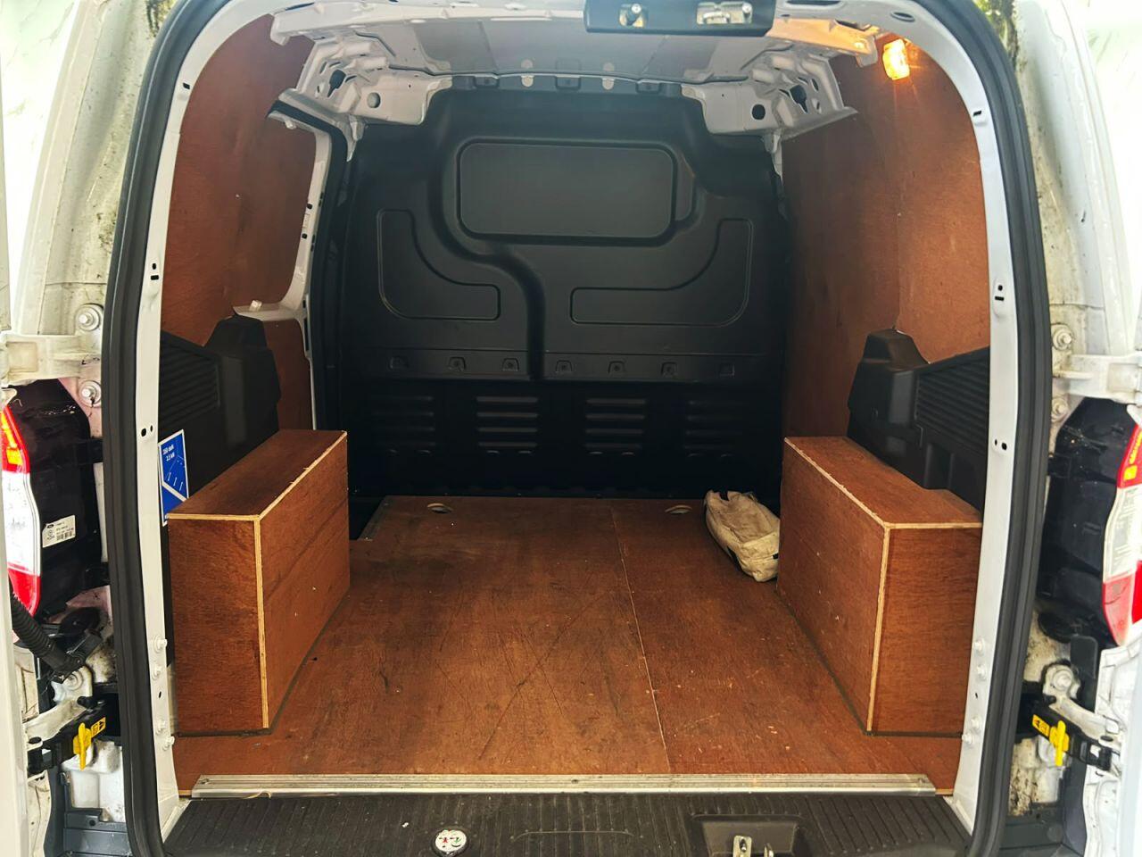 Ford Transit Courier view 21