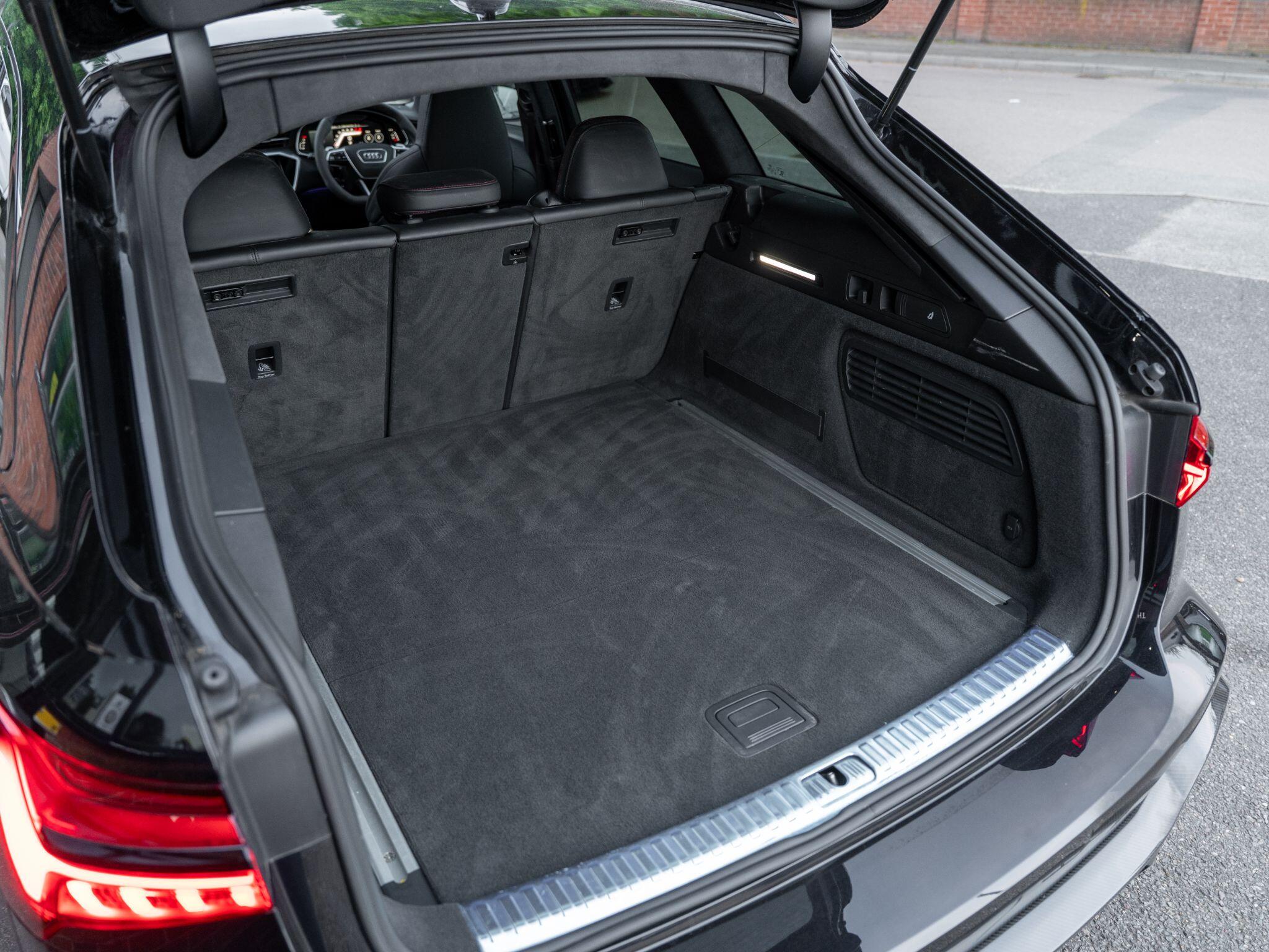 Audi RS6 Avant view 56