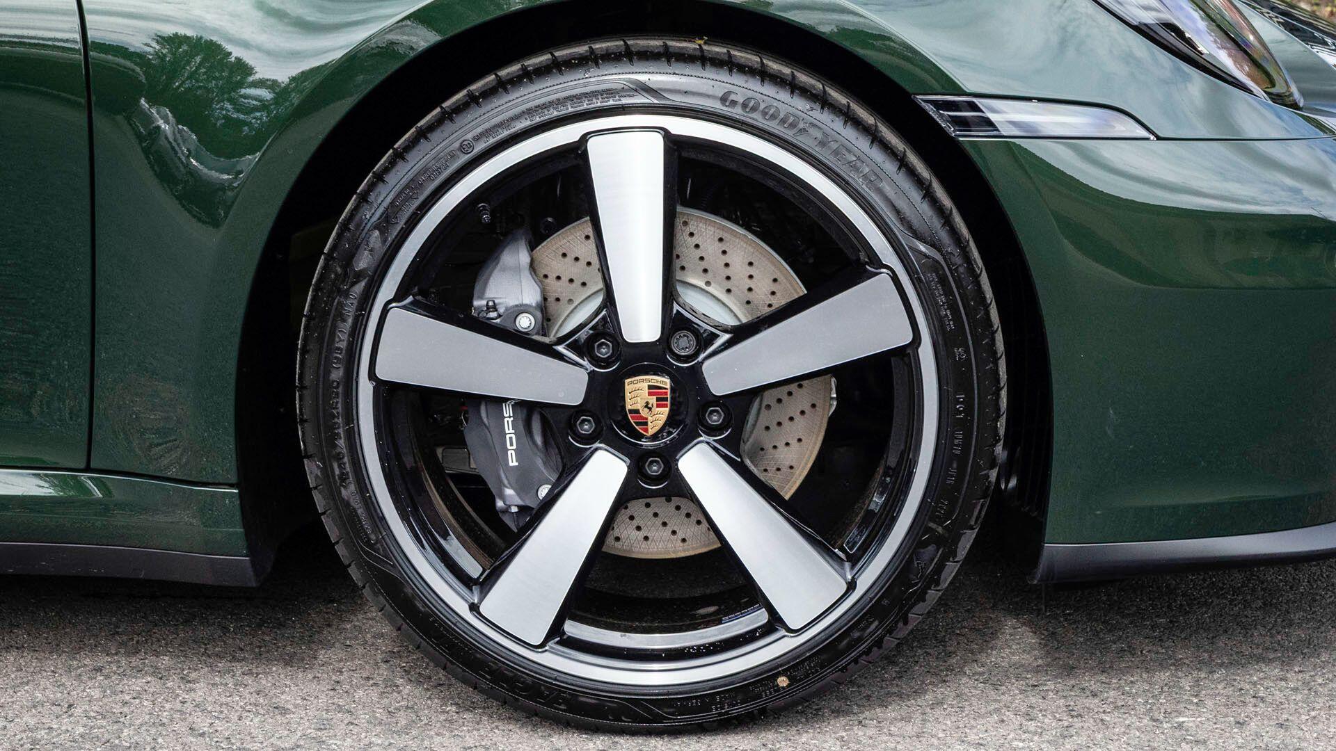Porsche 911 view 23
