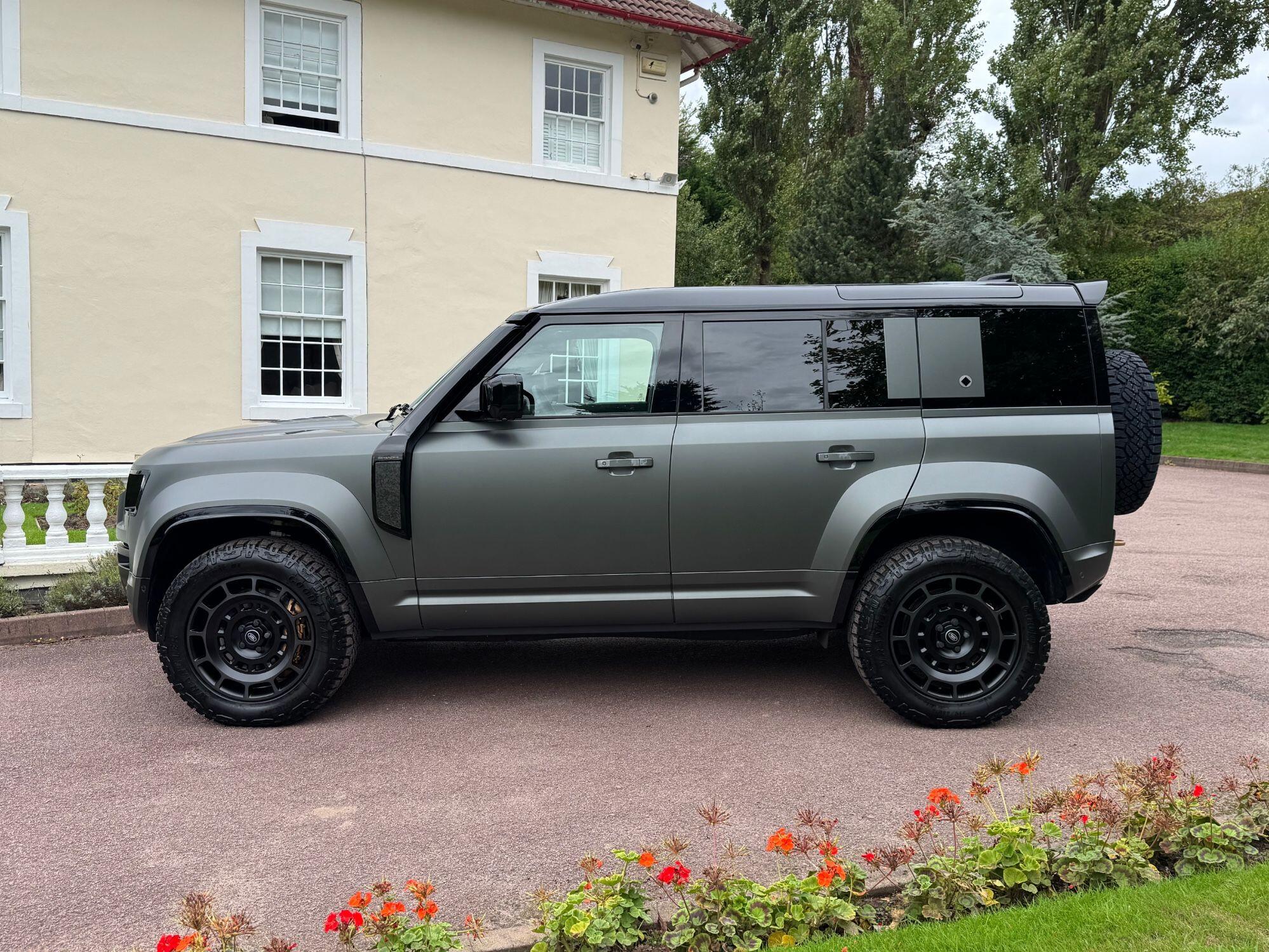 Land Rover Defender 110 view 8